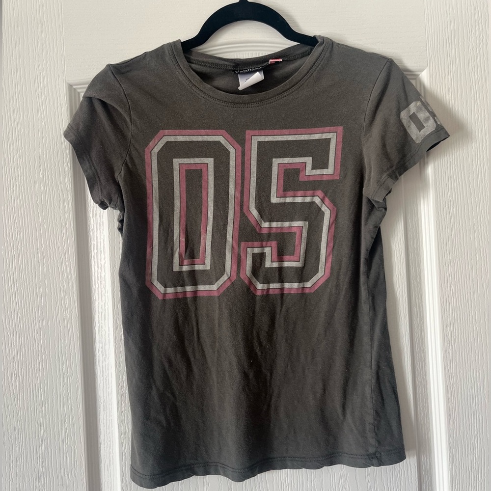 Realitee 2000s 05 Football graphic tee